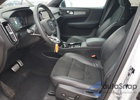 2021 Volvo Xc40 T5 R-Design z USA, uszkodzony, nr VIN YV4162UM6M2595553